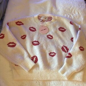 Pink rose Valentine’s Day, lipstick kiss lips sweater. 💋💋💋